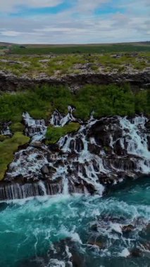 Barnafoss ve Hraunfossar İzlanda 'da, volkanik kayaların üzerinden akan canlı turkuaz suları sergiliyorlar. Bu ikonik konum nefes kesici manzaralar ve sakin doğa deneyimleri sunar.
