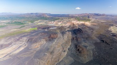 İzlanda 'daki Hverfjall volkanlarının dramatik arazisinin nefes kesici manzarası, çeşitli jeolojik özellikler ve canlı renkler sergiliyor. Doğal güzelliği arayan maceracılar ve doğa meraklıları için mükemmel..