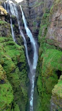 İzlanda 'nın nefes kesici güzelliği şelalelerin yemyeşil uçurumları dingin bir kanyona akıtmasıyla başladı. Parlak manzara, İzlanda 'daki el değmemiş doğanın özünü, Glymur şelale kanyonunu yakalar.