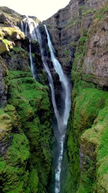 Şelalelerin sarp yeşil kayalıklardan zarif bir şekilde düşüşü ile İzlanda 'nın nefes kesici güzelliğini hissedin. İzlanda 'daki Glymur şelalesi kanyonu