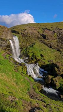 İzlanda 'daki büyüleyici Selvallafoss Şelalesi' ni deneyin, yemyeşil tepelere karşı coşkulu bir enerji ile şelalesi..