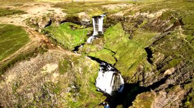 Selvallafoss şelalesi İzlanda 'da tepeler ve doğal güzelliklerle çevrili yeşil uçurumların üzerinden zarifçe akar. Manzara bu İskandinav cennetinin saf ve evcilleştirilmemiş özünü gözler önüne seriyor..