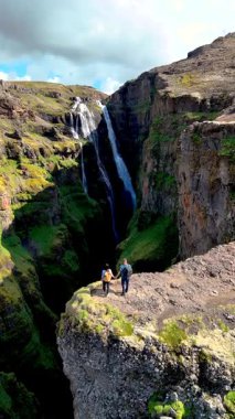 Maceracılar İzlanda 'nın büyüleyici manzaralarını keşfederek görkemli şelalelerin yakınındaki kayalık bir kenarda durup derin bir kanyona dökülüyor. Glymur şelale kanyonu 