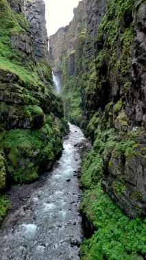 İzlanda 'da nefes kesen bir kanyon keşfetmek, berrak bir nehrin dramatik uçurumlarda estiği ve canlı yosunlarla süslendiği bir yer. Şelale kanyonu İzlanda 'yı büyüleyici bir cennet bekliyor.