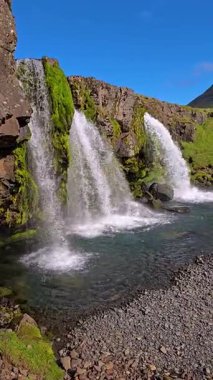Kirkjurfell İzlanda 'nın güzelliğini, canlı yeşil yosunlarla çevrili kayalık uçurumlarda şelaleler gibi şelaleler eşliğinde yaşayın. Durgun sular parlak mavi gökyüzünü yansıtır.