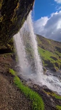 İzlanda 'daki nefes kesen Selvallafoss şelalesini keşfedin. Suyun kayalıkların üzerinden serin bir havuza aktığı yer..