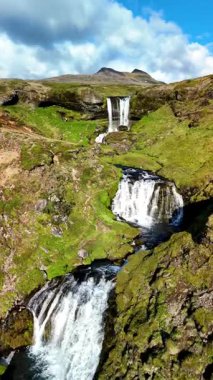 İzlanda 'da yeşilliklerle çevrili çağlayan şelalelerin güzelliğine tanık olun. Selvallafoss şelalesi