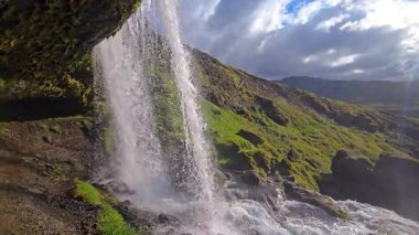 İzlanda 'daki büyüleyici Selvallafoss Şelalesi' ni deneyin, yemyeşil tepelere karşı coşkulu bir enerji ile şelalesi..
