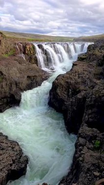 İzlanda 'daki Kolugljufur Kanyonu' nun nefes kesici güzelliğine dalın. Şelalelerin taşlı arazilere düşüşüne tanık olun. Etrafı sükunetle çevrili..