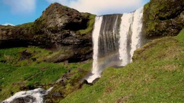 İzlanda 'da soluk kesici Selvallafoss şelalesine tanık olun. Şelaleler zarif bir şekilde yemyeşil kayalıklardan aşağı yuvarlanıyor. Canlı manzaralarla çevrili bu doğa harikası güzelliğiyle ziyaretçileri cezbediyor..