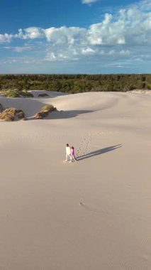 Rabjerg Mile, Jutland, Danimarka 'daki kumlu kum tepelerinde birkaç gezinti yumuşak kumda ayak izleri oluşturur..