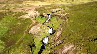 Selvallafoss İzlanda 'nın nefes kesici güzelliğini keşfedin şelaleler sarp kayalıklardan canlı yeşil vadilere düşerken. Bu büyüleyici mekan doğanın gücünü ve sükunetini gösteriyor..