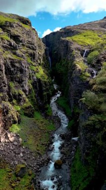 İzlanda 'nın nefes kesici manzaralarını keşfedin, yüksek uçurumlar, şelaleler, yemyeşil şelaleler ve adaların eşsiz jeolojisini ve barışçıl atmosferini vurgulayan dolambaçlı nehirler..