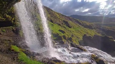 İzlanda 'daki kayalık uçurumlardan akan Selvallafoss şelalesinin yemyeşil ve dramatik İzlanda arazileriyle çevrili nefes kesici güzelliğine tanık olun..