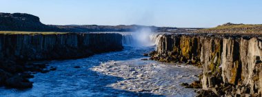 Dik uçurumlara dökülen Selfoss şelalesinin nefes kesici manzarası, aşağıdaki nehre düşen buğuyu yaratır. İzlanda 'nın canlı renkleri bu sakin ortamı güçlendirir..