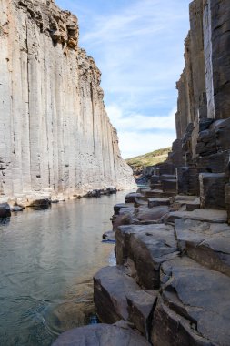 İzlanda 'nın göbeğinde yer alan Studlagil Kanyonu, yüksek bazalt sütunları ve kristal berrak sularıyla büyülenir..