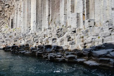 Ziyaretçiler, İzlanda 'daki Studlagil Kanyonu' nun turkuaz sularını kaplayan bazalt sütunların çarpıcı oluşumlarını deneyimleyebilirler..