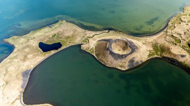 Myvatn kraterlerinin hava görüntüsü, çarpıcı mavi sularla çevrili benzersiz volkanik oluşumları gün ışığında İzlanda 'nın dramatik jeolojik özelliklerini ve doğal güzelliklerini gözler önüne seriyor..