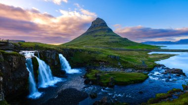 Kirkjufell dağının nefes kesen güzelliğini keşfedin şelaleler yakınlarda çağlarken, gün batımının ışıltısıyla aydınlanırken. Bu sakin yer İzlanda 'nın doğal ihtişamı ve sükunetini simgeliyor..