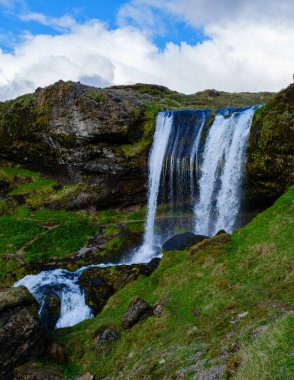 Selvallafoss şelaleleri, canlı yeşillikler ve karmaşık kaya oluşumlarıyla çevrili engebeli uçurumların üzerinde dramatik bir şekilde şelaleler oluşturur. Bu nefes kesici doğa harikası İzlanda 'da görülmesi gereken bir şey..
