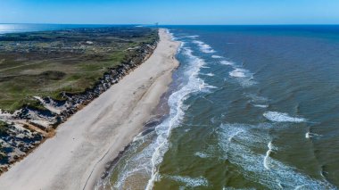 Bu pitoresk kıyı manzarası Danimarka 'da uzun ve kumlu bir sahili gözler önüne seriyor. Dalgaların parlak mavi bir gökyüzünün altında kıyıları okşadığı sahili. Lyngvig Deniz Feneri Hvide Sande Kuzey Jutland