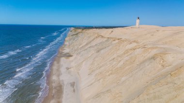 Rubjerg Knude deniz feneri Kuzey Jutland Danimarka 'da Kuzey Denizi kıyısındaki yüksek uçurumları gösteren nefes kesici manzaralar.