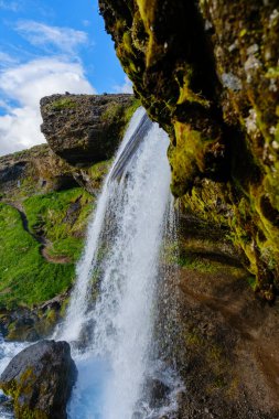 Selvallafoss İzlanda görkemli bir şelale olarak canlı mavi gökyüzünün altında yemyeşil yeşil kayaların üzerinden akar. Doğa aşıkları ve macera arayanlar için mükemmel..