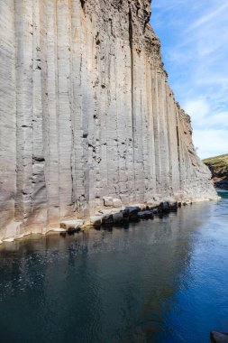 Çekici Studlagil Kanyonunu keşfedin, sakin bir nehirden dramatik bazalt sütunlar yükselir, İzlanda 'da büyüleyici bir manzara yaratır doğal güzellik.