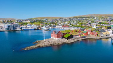 Faroe Adaları 'ndaki Torshavn kıyıları parlak renkli binalarla çevrilidir. Bu pitoresk kıyı kasabası yemyeşil tepeler ve sakin sularla çevrili, İskandinav cazibesinin özünü yakalıyor..