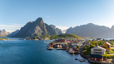 Dramatik tepeler ve sakin sular arasında yer alan Lofoten Norveç 'teki bu kıyı köyü, açık mavi gökyüzü altında renkli evler ve canlı kayıklar sergiliyor. Mükemmel bir kaçış noktası..