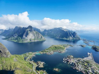 Norveç 'teki Lofoten Adaları' nın çarpıcı güzelliğini dramatik dağlar, sakin sular ve büyüleyici kıyı köyleriyle yaşayın. Doğa aşıkları ve macera arayanlar için mükemmel..
