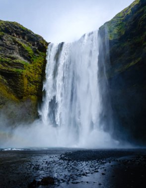 Skogafoss şelaleleri verimli yeşilliklerle çevrili kayalıkların üzerinde dramatik bir şekilde şelaleler. Ziyaretçiler, İzlanda 'daki bu doğa harikasının çarpıcı manzarasını ve eşsiz perspektiflerini alarak bölgeyi keşfedebilirler.