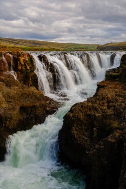 Kolugljufur Kanyonu 'ndaki engebeli uçurumlarda nefes kesen şelaleler, İzlanda' yı hayrete düşüren jeolojik güzellikleri gözler önüne seriyor..