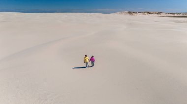 Danimarka 'nın Rabjerg Mile bölgesindeki geniş kumlu kum tepelerinde birkaç tur atıp açık mavi gökyüzünün altında güneşli bir günün tadını çıkaracağız. Huzurlu manzara mükemmel bir romantik atmosfer yaratır..