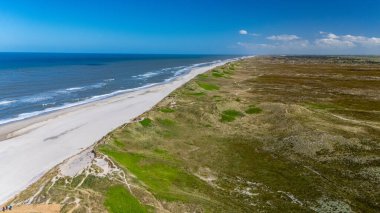 Danimarka kıyı şeridinin doğal güzelliğini keşfedin yumuşak kumlu plajlar ve parlak mavi bir gökyüzünün altında yuvarlanan kumullar. Lyngvig Deniz Feneri Hvide Sande Kuzey Jutland