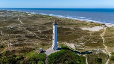 Danimarka 'nın el değmemiş kıyı şeridi boyunca uzanan bu grevdeki deniz feneri, kayan kum tepeleri ve engin kumsalların arasında gururla duruyor. Lyngvig Deniz Feneri Hvide Sande Kuzey Jutland