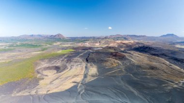 Hverfjall Volkanı 'nın etrafını saran geniş siyah volkanik araziler ham güç sergiliyor..