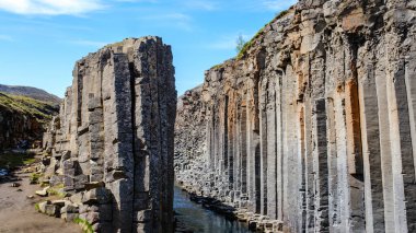 Maceracılar İzlanda 'daki büyüleyici Studlagil Kanyonu' nu keşfederler. Etrafı bazalt sütunlar ve berrak mavi sularla çevrilidir..