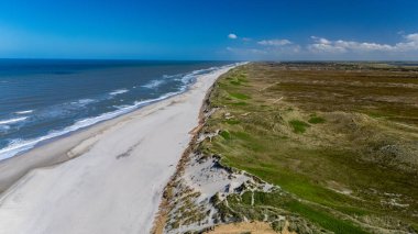 Danimarka 'nın kuzey kıyıları boyunca uzanan bu nefes kesici manzara geniş kumlu plajları ve bereketli kum tepelerini barındırıyor. Lyngvig Deniz Feneri Hvide Sande Kuzey Jutland