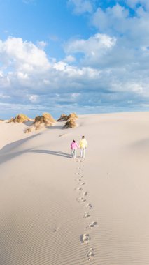 Rabjerg Mile Danimarka 'daki kumlu kum tepelerinde birkaç gezinti, yumuşak kumda ayak izleri bırakır..