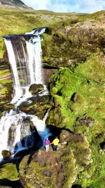 İki maceraperest İzlanda 'daki çarpıcı Selvallafoss şelalesinden büyülenerek ayakta duruyor. Canlı yeşilliklerle çevrili bu doğa harikası, çağlayan sularıyla ziyaretçileri cezbediyor..