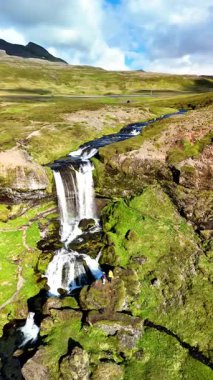 Su İzlanda 'da yosun kaplı kayaların üzerine çarpıcı bir şekilde düşer. Çevresi canlı yeşillik ve engebeli dağlarla çevrilidir. Bu doğal mucize Selvallafoss İzlanda 'nın güzelliğini gözler önüne seriyor.