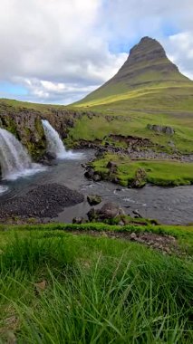 Kirkjufell Dağı 'nın büyüleyici güzelliğini keşfedin. Etrafı şelalelerle ve İzlanda' daki yemyeşil sularla çevrili.