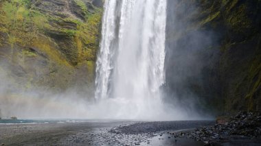 İzlanda 'daki Skogafoss şelalesinin güzelliğine dalmak, yüksek kayalıklardan suyla çarpıcı bir şekilde düşmek, sis ve gökkuşağı yaratmak. Doğa meraklıları ve fotoğrafçılar için ideal..