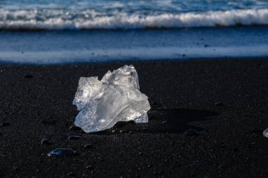 Diamond Beachs 'ın siyah volkanik kumlarına saçılmış kristal buz parçalarının nefes kesici kontrastını tecrübe edin..