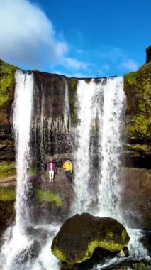 İzlanda 'daki Selvallafoss Şelalesi' ne tanık olun. İki kaşif şelalenin güzelliğine hayranlık duyuyor. Şelalenin çağlayan suları ve yemyeşil suları arasında..