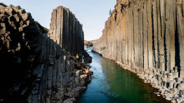 Studlagil Kanyonu İzlanda 'nın görkemli bazalt sütunlarını keşfedin. Orada yüksek kaya oluşumları arasında sakin bir nehir akar. Doğa meraklıları bu çarpıcı İzlanda 'da sükuneti bulabilirler.