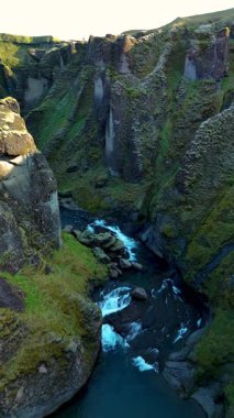 Fjadrargljufur Kanyon İzlanda 'nın büyüleyici manzaralarına dalmak, yemyeşil kayalıkların akan sularla buluştuğu yer..