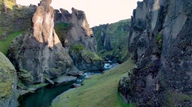 İzlanda 'nın göbeğindeki muhteşem Fjadrargljufur Kanyonunu keşfedin..