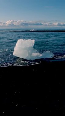 Büyüleyici buzdağlarının canlı mavi sulara karşı kıyıya vurduğu Elmas Sahili 'nin büyüleyici güzelliğini deneyimleyin. Bu nefes kesici yer İzlanda 'da görülmesi gereken bir yer..